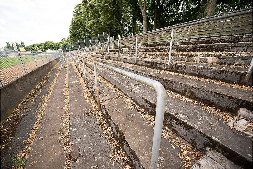 Die Stehränge im Hans-Walter-Wild-Stadion sollen saniert werden. Und sie sollen näher an den Rasen heranrücken. Nur eines von vielen Vorhaben bei der Sanierung des Stadions. Foto: Tobias Köpplinger