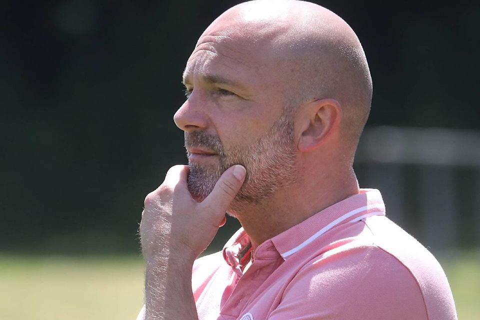 Trainer Michael Schütz beobachtet das Spiel seiner Mannschaft.