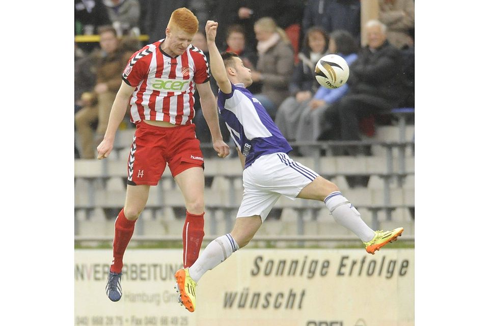 Schon vergangene Saison in der Regionalliga im Einsatz: Eichedes Jonathan Marschner (li., gegen Neumünsters Kevin Zschimmer). Foto: sas