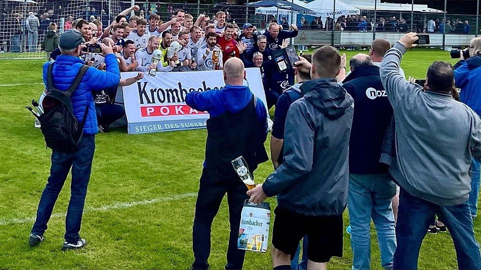 Titelverteidiger VFL Kloster Osede bei Pokalübergabe