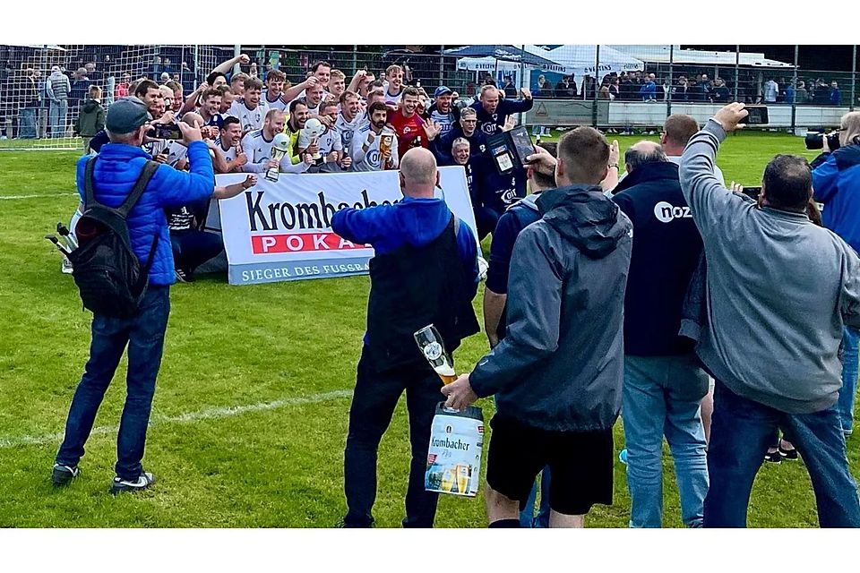 Titelverteidiger VFL Kloster Osede bei Pokalübergabe