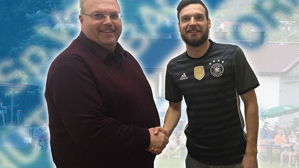 Handschlag auf ein weiteres Jahr: Hüttenbachs 1. Vorsitzender Perry Gumann (li.) mit Spielertrainer Kevin Trauner. (F: privat)