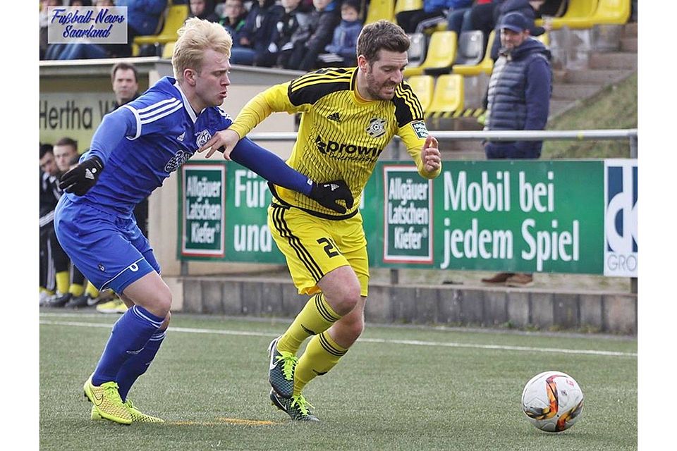 Hart umkämpft die Partie zwischen Hertha Wiesbach und dem FK Pirmasens II. Quelle Foto: Fussball-News-Saarland.