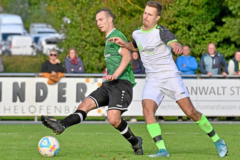 Mit 5:0 setzte sich der TSV Zusmarshausen gegen den TSV Welden durch. Hier hat der Weldener Jürgen Velioniskis (rechts) gegen Tim Wilde das Nachsehen. 