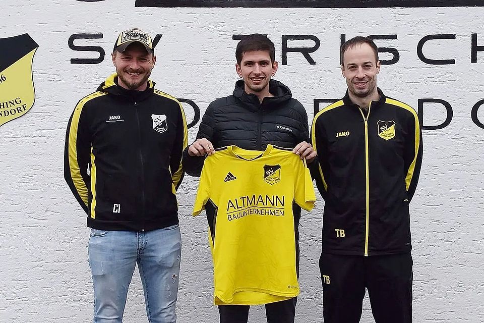 Abteilungsleiter Christian Igl (von links) mit dem neuen Spielertrainer Philipp Magerl und dem bisherigen Spielercoach Thomas Bösl.