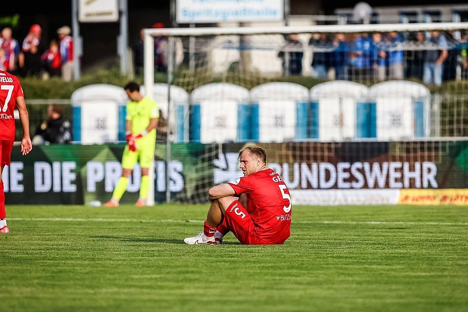 Bitteres Saisonfinale: Der Unterhachinger Johannes Geis sitzt nach der Begegnung allein auf dem Illertissener Rasen.
