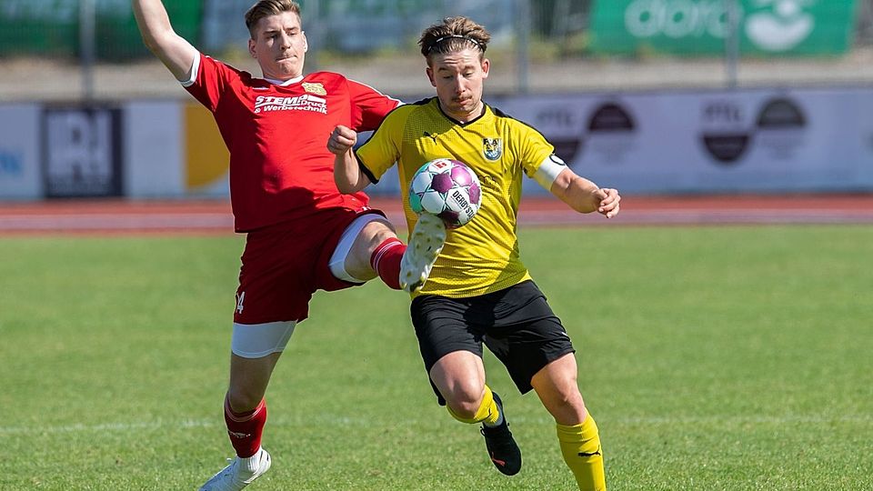 Steht beim FC Amberg vor einem emotionalen Comeback: Lennard Müller (rechts).