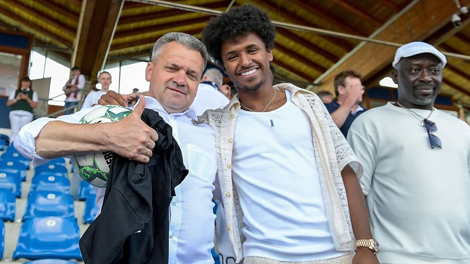 Karim Adeyemi (r.), hier gemeinsam mit Haching-Präsident Manni Schwabl beim Aufstieg der SpVgg 2023, wird mit dem SSC Neapel in Verbindung gebracht.