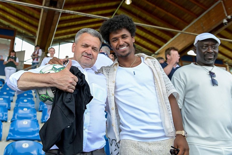 Karim Adeyemi (r.), hier gemeinsam mit Haching-Präsident Manni Schwabl beim Aufstieg der SpVgg 2023, wird mit dem SSC Neapel in Verbindung gebracht.