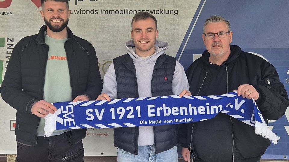 Spielen auch zur kommenden Saison im gleichen Verein: Eric Pascal Bender (links) und Mika Leifermann (Mitte) bilden das künftige Trainer-Tandem des SV Erbenheim. Clubchef Mike Steinbach (rechts) freut's. 