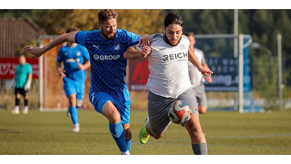 Einer der Garanten für die Defensivstärke des SSV Frohnhausen in der Fußball-Kreisoberliga West: Neuzugang Niklas Spies (l.), der sich hier mit Deniz Bozkurt (SG Eschenburg) duelliert. © Jonathan Ortmann