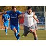 Einer der Garanten für die Defensivstärke des SSV Frohnhausen in der Fußball-Kreisoberliga West: Neuzugang Niklas Spies (l.), der sich hier mit Deniz Bozkurt (SG Eschenburg) duelliert. © Jonathan Ortmann