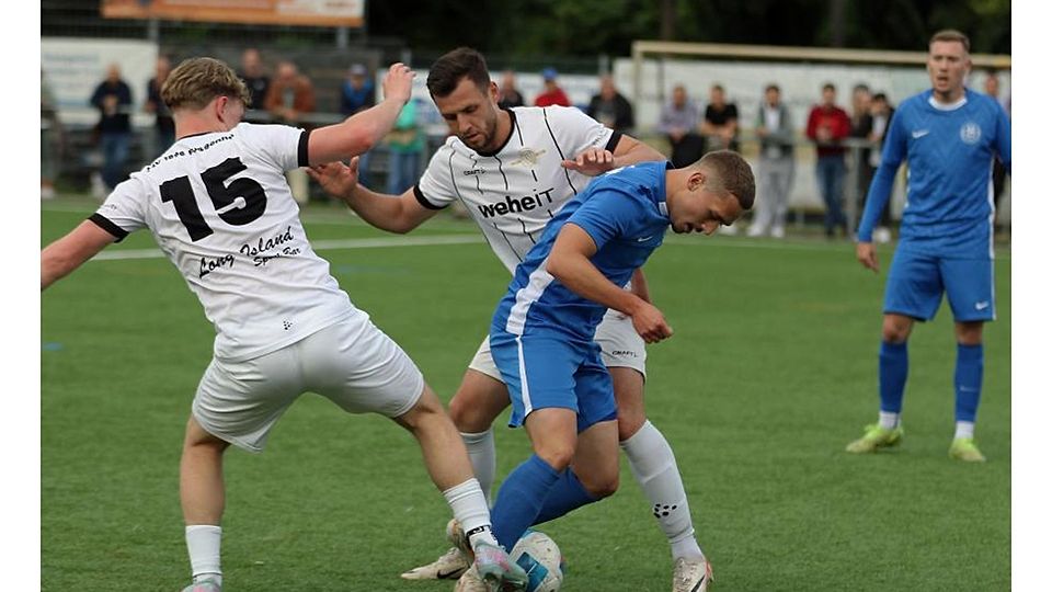 Auch im Rückspiel gestoppt: Der Horchheimer Kevin Lenhardt (blaues Trikot) bleibt am Ex-Wormaten Nils Wannemacher (links) und Doppelpacker Ronny Krause vom ASV Fußgönheim hängen.	Foto: Christine Dirigo/pakalski-press