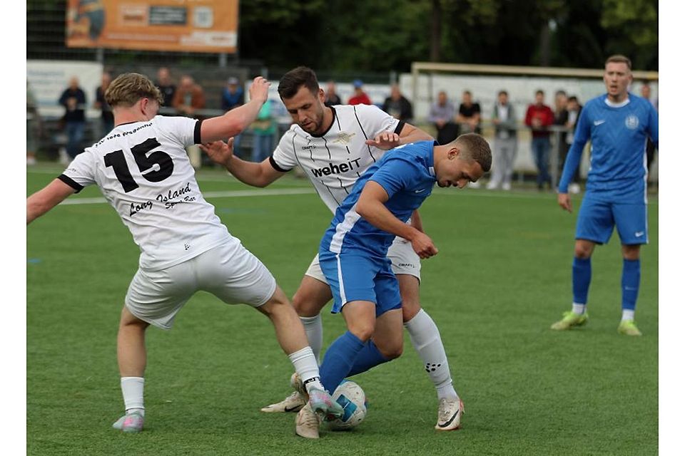 Auch im Rückspiel gestoppt: Der Horchheimer Kevin Lenhardt (blaues Trikot) bleibt am Ex-Wormaten Nils Wannemacher (links) und Doppelpacker Ronny Krause vom ASV Fußgönheim hängen.	Foto: Christine Dirigo/pakalski-press