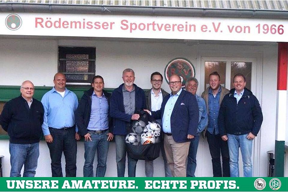 Das designierte SHFV-Präsidiumsmitglied Tim Wind (Vierter von rechts) übergab bei seinem ersten Vereinsdialog ein Ballpräsent an die Verantwortlichen des Rödemisser SV.