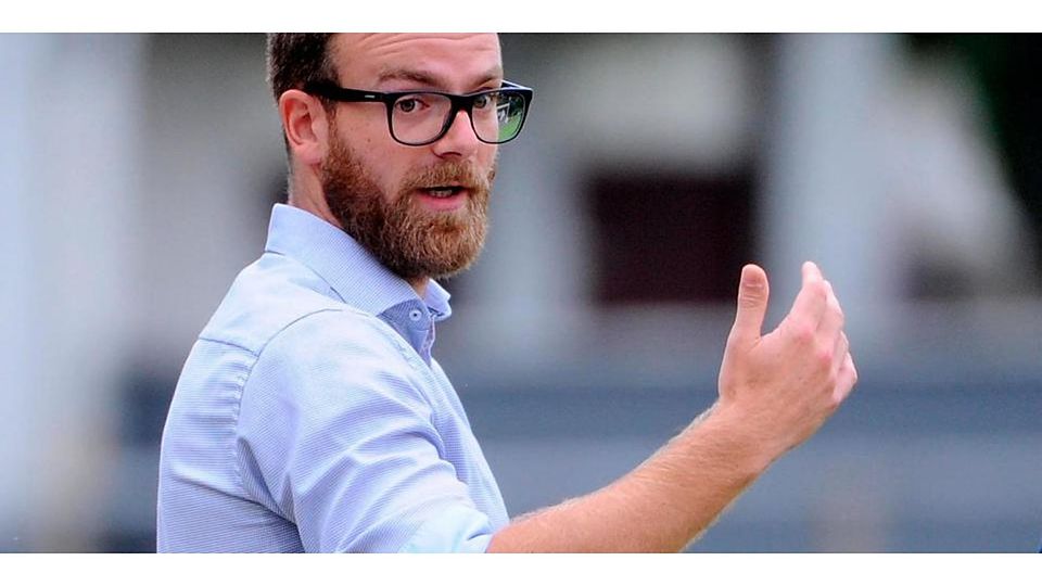 Maximilian Sigl feiert den Meistertitel mit TuS Naunheim II und verabschiedet sich nach 20 Jahren vom aktiven Fußball. © Martin Weis