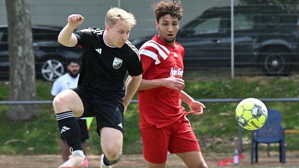 Den Ball im Blick: Laubenheims Luis Lüdtke (in Schwarz) fliegt am Weisenauer Zinedine Tanjaoui El Haymoudi vorbei.