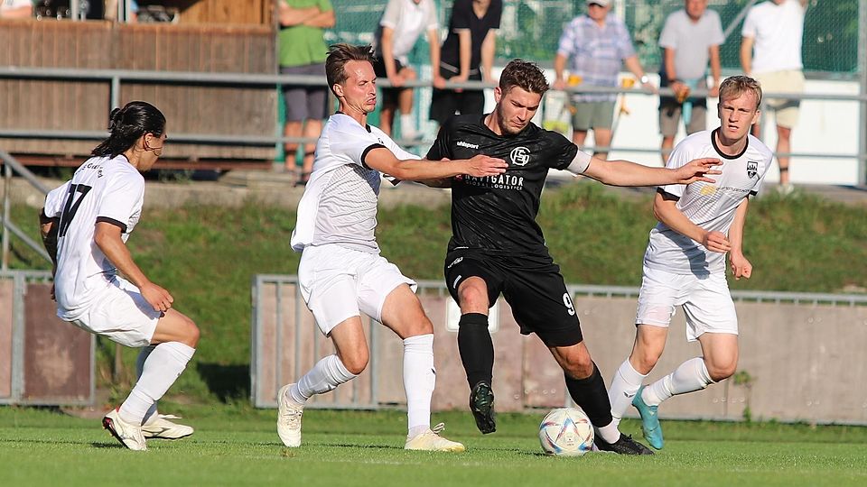 Nicht völlig ausschalten konnten (v.li.) Keita Kawai, Robin Renger und Adrian Hofherr (re.) Schwaigs Torjäger Raffael Ascher, der in der 37. Minute die Geretsrieder Führung durch Srdan Ivkovic egalisierte.