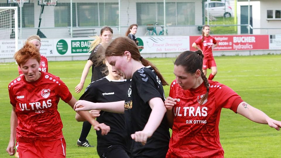 In die Zange genommen: Die Schwaigerin Emily Grimes (M.) wird hier von zwei Ottinger Gegenspielerinnen angegriffen.