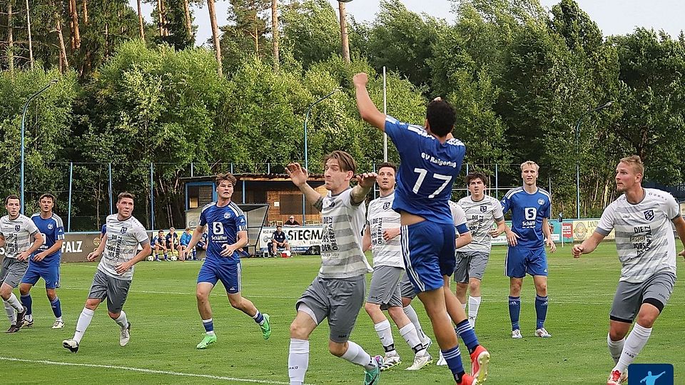 "Platz 1 bis Saisonende verteidigen", lautet vor dem Start in die Restrückrunde die Devise beim Ligaprimus der Südstaffel, dem SV Raigering (in Blau).