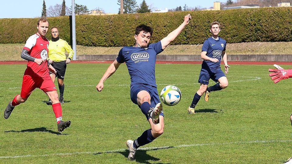 Konnten sich auch über ein Unentschieden freuen: Fabian Markwitz (am Ball) und sein Gautinger SC trotzten Wildenroth ein 2:2 ab.