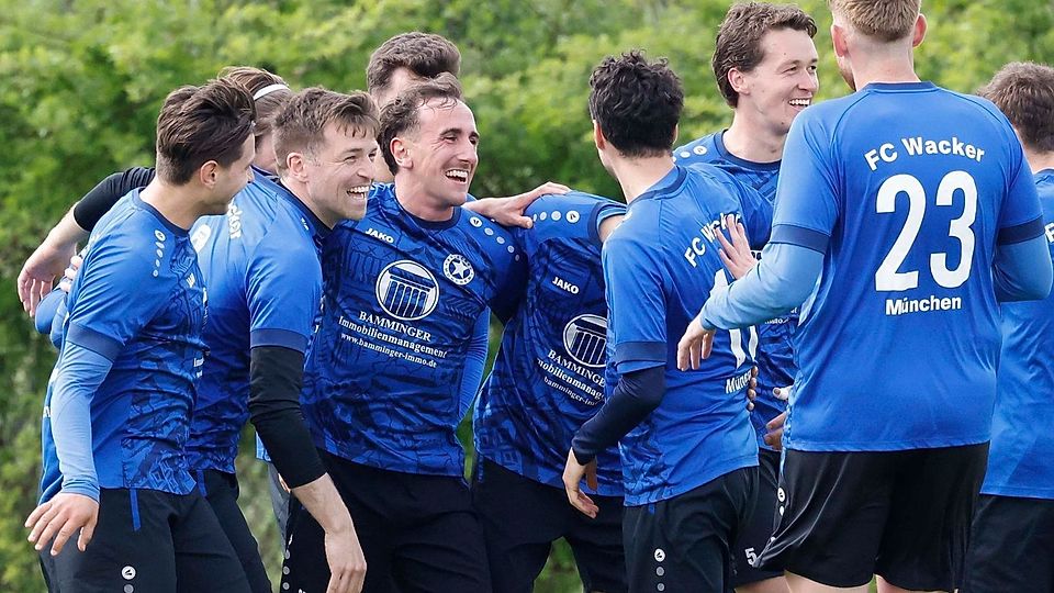 Der FC Wacker München fügt dem Meister Aubing die erste Saisonniederlage zu und klettert auf Platz zwei.