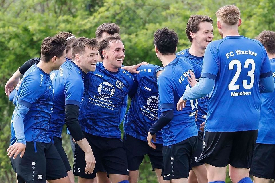 Der FC Wacker München fügt dem Meister Aubing die erste Saisonniederlage zu und klettert auf Platz zwei.