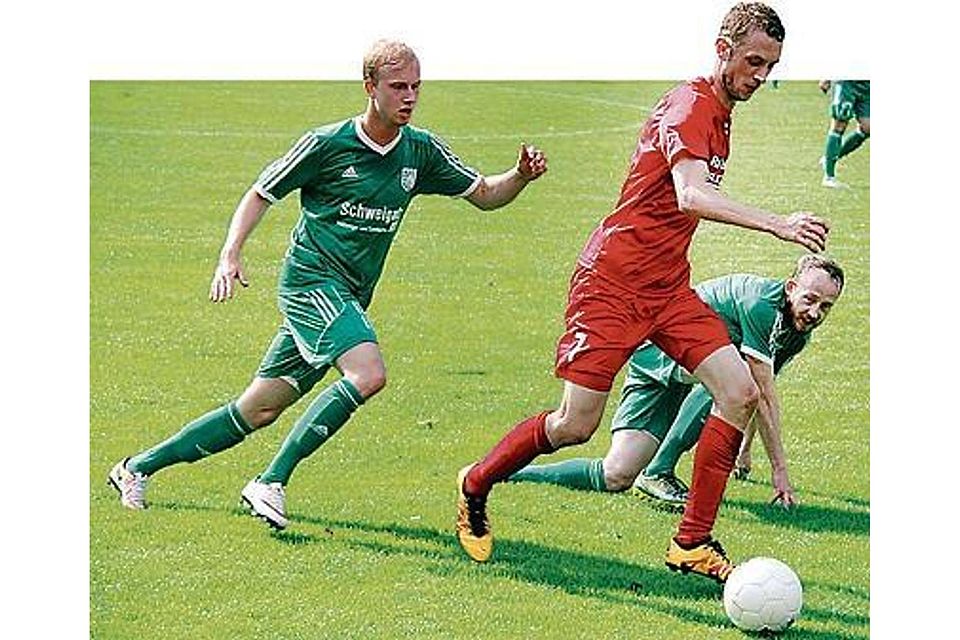 Will auch in Voxtrup  punkten: der VfL  um Bastian Stuckenschmidt (rotes Trikot, hier gegen  Friesoythe) Heiner Elsen