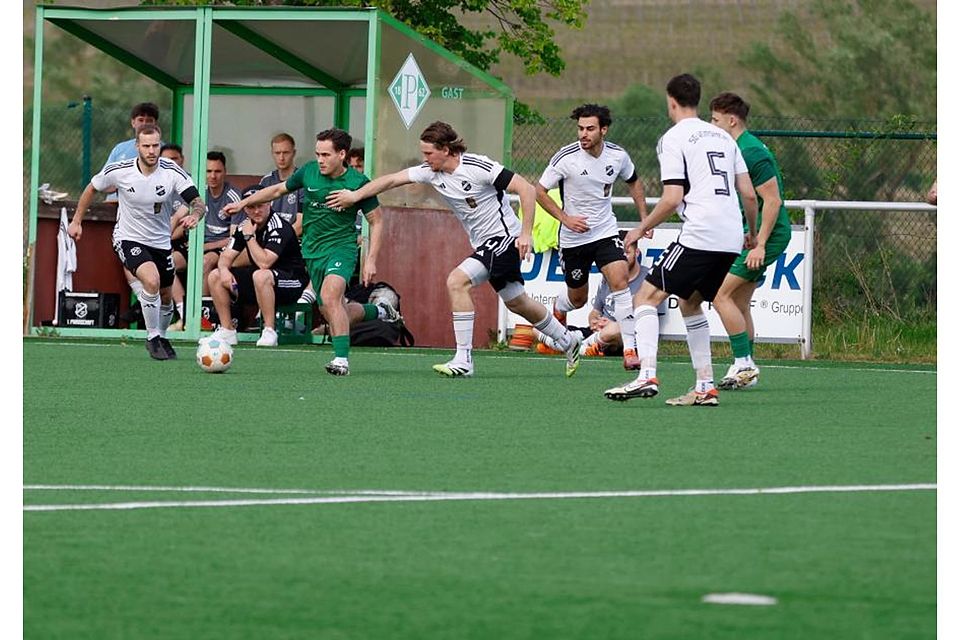 Auf und davon: Planigs Noel Kevin Schywalski (grünes Trikot links) lässt sich vom Weinsheimer Jakob Finn Schil auch mit einem ausgetreckten Arm nicht aufhalten.	Foto: Edgar Daudistel
