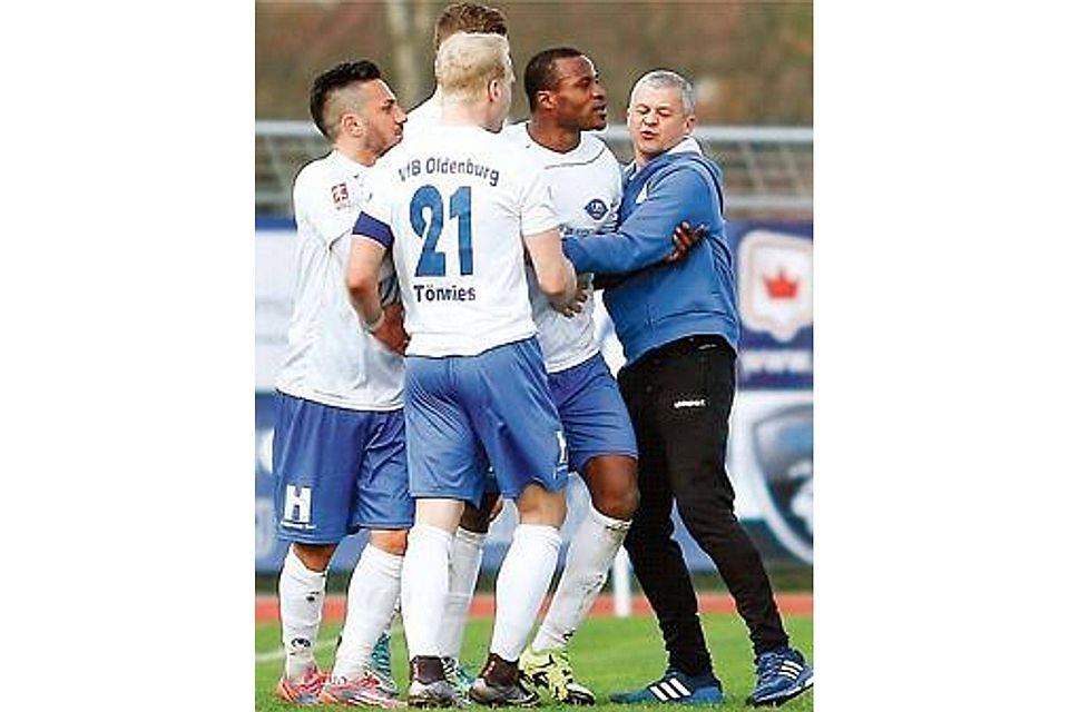 Kaum zu bändigen war VfB-Stürmer Kifuta (Zweiter von rechts) nach seiner Roten Karte am Sonntag im Regionalliga-Gipfeltreffen gegen den VfL Wolfsburg II. Volkhard Patten