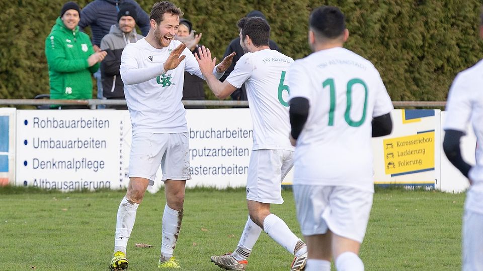 Gut lachen haben die Altenstadter. Hier freut sich Doppel-Torschütze Maximilian Hannappel über einen seiner Treffer.