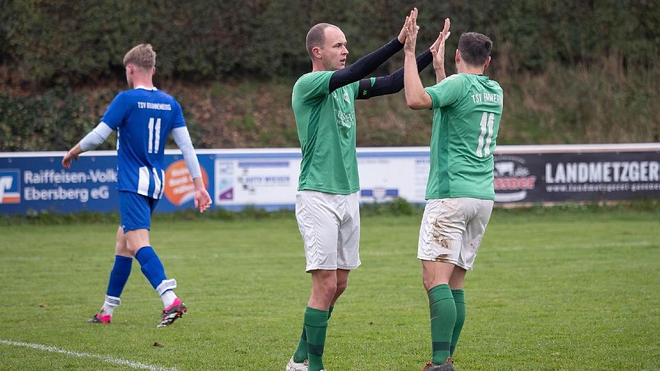Nächsten Dreier abklatschen: Emmerings Simon Wimmer (li.) und Chris Kirchlechner.