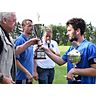 2017 überreichte Alfred Kegel (l.) von der VDFV den Wanderpokal an Tim Klingelhöfer vom SSV Frohnhausen. Die Oranier stehen am Samstag um 17 Uhr ebenso im Endspiel wie der damalige Turniergastgeber SSV Donsbach, hier vertreten durch Michael Schnautz (Zweiter v. l.) und Platzsprecher Heiko Herr. Archivfoto: Katharna Weber © kaw