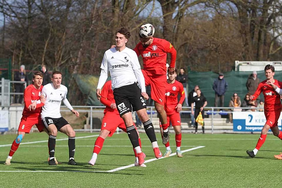 Macius Dahm (vorne) hier für den Heider SV tätig gegen Serhat Yazgan (Kilia Kiel).