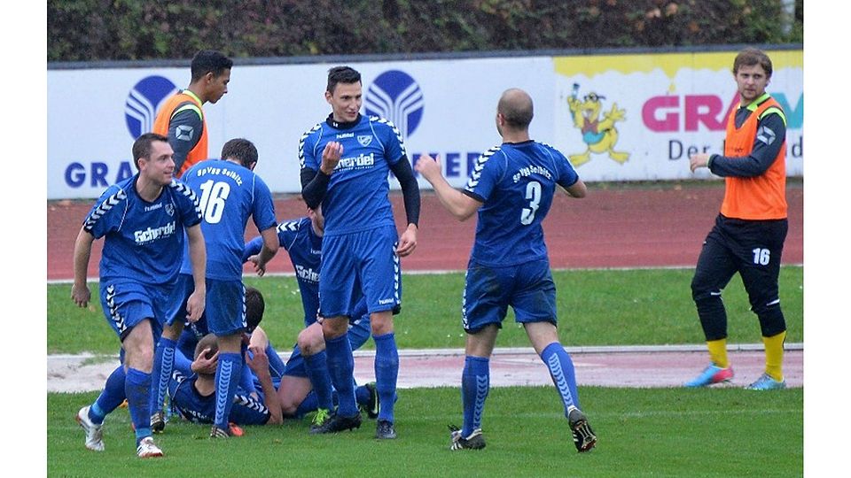 Da ist sie wieder die Siegerfaust: Nach zehn Spielen ohne Sieg konnte die SpVgg Selbitz in Amberg endlich wieder gewinnen.       Foto: Eberhardt