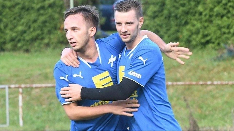 Evin Beka (links) und Timo Spies feiern das Mörlenbacher 1:0 gegen den SV Fürth II. Drei weitere Tore folgen.	Foto: Jürgen Strieder