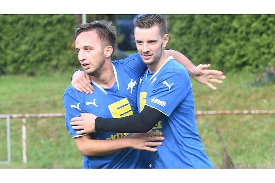 Evin Beka (links) und Timo Spies feiern das Mörlenbacher 1:0 gegen den SV Fürth II. Drei weitere Tore folgen. Foto: Jürgen Strieder Evin Beka (links) und Timo Spies feiern das Mörlenbacher 1:0 gegen den SV Fürth II. Drei weitere Tore folgen. Foto: Jürgen Strieder