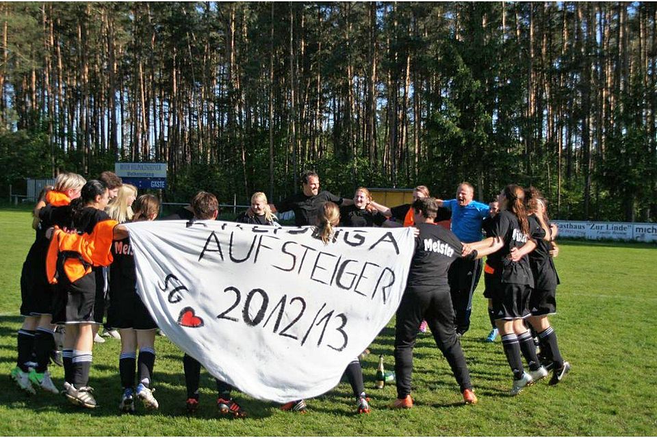 Kreisliga, wir kommen! Ausgelassen tanzen die Kickerinnen der SG Pfaffenhofen/Schwabach mit ihren Trainern und Betreu­ern nach dem Schlusspfiff gegen die DJK Grafenberg über den Rasen. F: Azazi