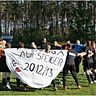 Kreisliga, wir kommen! Ausgelassen tanzen die Kickerinnen der SG Pfaffenhofen/Schwabach mit ihren Trainern und Betreu­ern nach dem Schlusspfiff gegen die DJK Grafenberg über den Rasen. F: Azazi