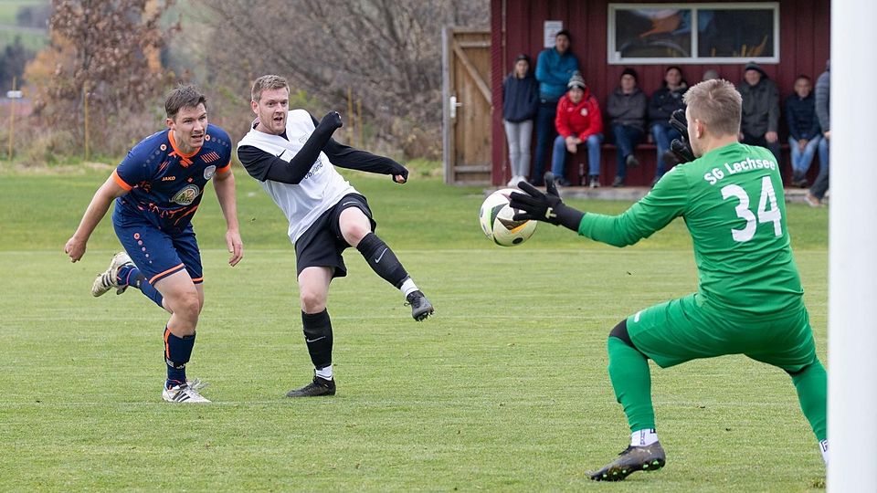 Kein Durchkommen: Kevin Dochnahl hielt den Lechsee-Kasten gegen Hohenfurchs Leonhard Grimm (in Weiß) sauber und sicherte dem Tabellensiebten den Sieg.