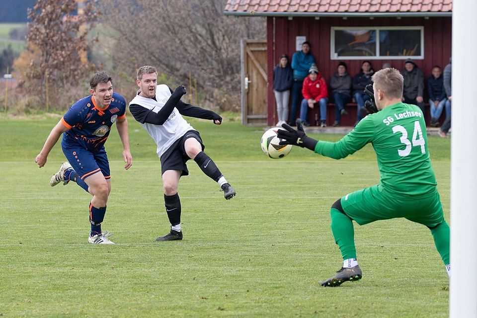 Kein Durchkommen: Kevin Dochnahl hielt den Lechsee-Kasten gegen Hohenfurchs Leonhard Grimm (in Weiß) sauber und sicherte dem Tabellensiebten den Sieg. Kein Durchkommen: Kevin Dochnahl hielt den Lechsee-Kasten gegen Hohenfurchs Leonhard Grimm (in Weiß) sauber und sicherte dem Tabellensiebten den Sieg.