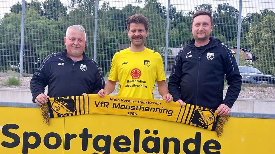 Markus Steinmeier (Mitte) ist neuer Spielertrainer beim VfR Moosthenning