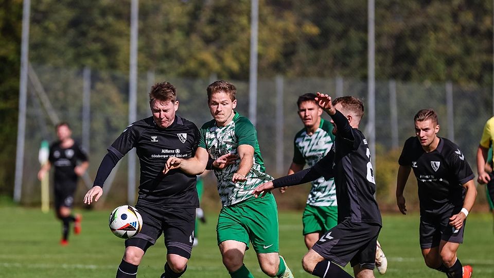 Enges Kopf-an-Kopf-Rennen? Von wegen! Die Neuchinger (in Grün-Weiß) fertigten die BSG Taufkirchen mit 4:0 Toren ab.