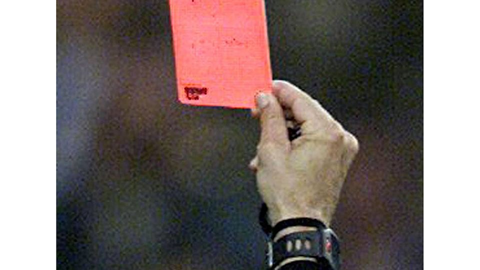 Rot gesehen hat ein Wolfratshauser Fußballer, nachdem ihm der Referee des Feldes verwiesen hatte.