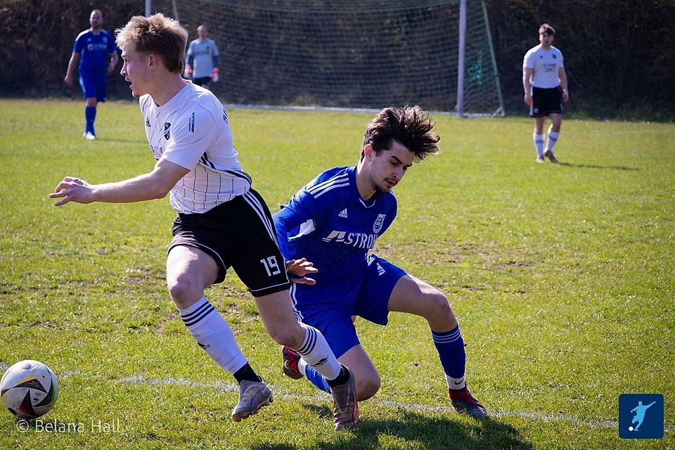 Nachdem die SG Weinsheim II unter der Woche selbst ins Schwanken geriet, rang der Primus (hier mit Jonte Quentin Just (links) den TuS Waldböckelheim II (im blauen Trikot: Jeremy Colin Weinmann) nach Rückstand spät nieder.
