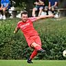 Den Ball immer im Blick hat Spielertrainer Simon Schweiger vom FC Bad Krozingen.