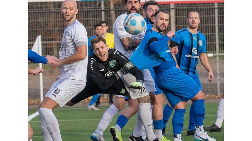 Mitten im Gewühl: Arg bedrängt wird Wald-Michelbachs Torwart Sven Helfrich nicht nur von den Spielern der FSG Riedrode (in Blau), sondern auch von den eigenen Leuten.