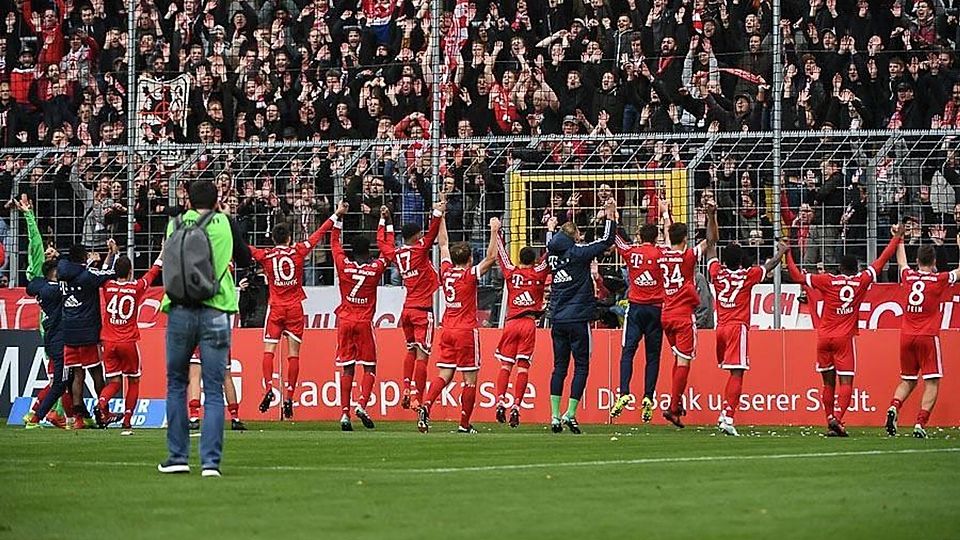 Am Ende jubelten die Roten im Münchner Stadtderby von 2017.