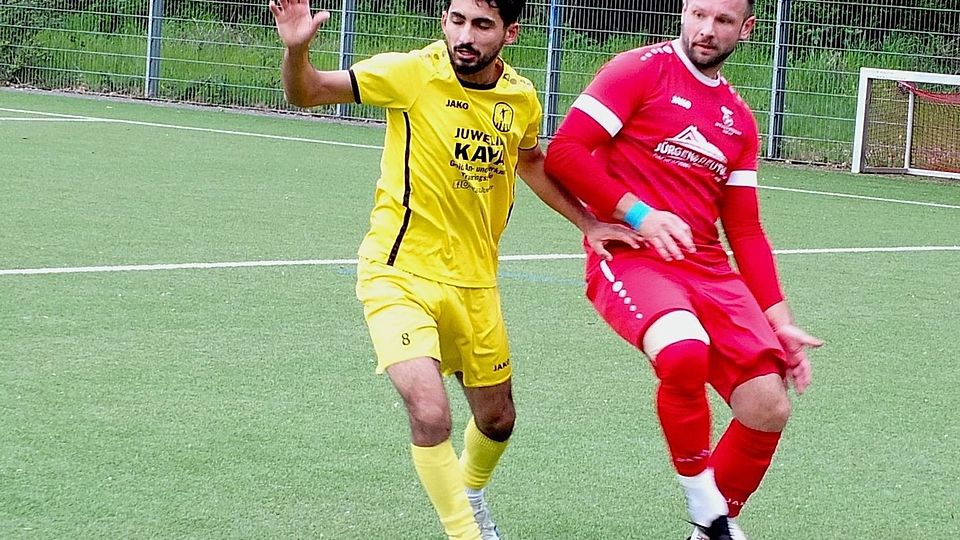 Der SV Umutspor Troisdorf (in gelb) steckt mitten im Abstiegskampf