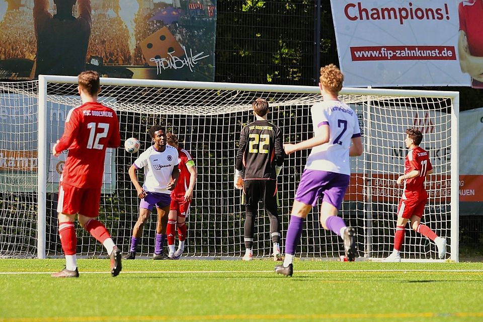 Christian Njoku bringt Viktoria Gesmold mit 2:1 in Führung.